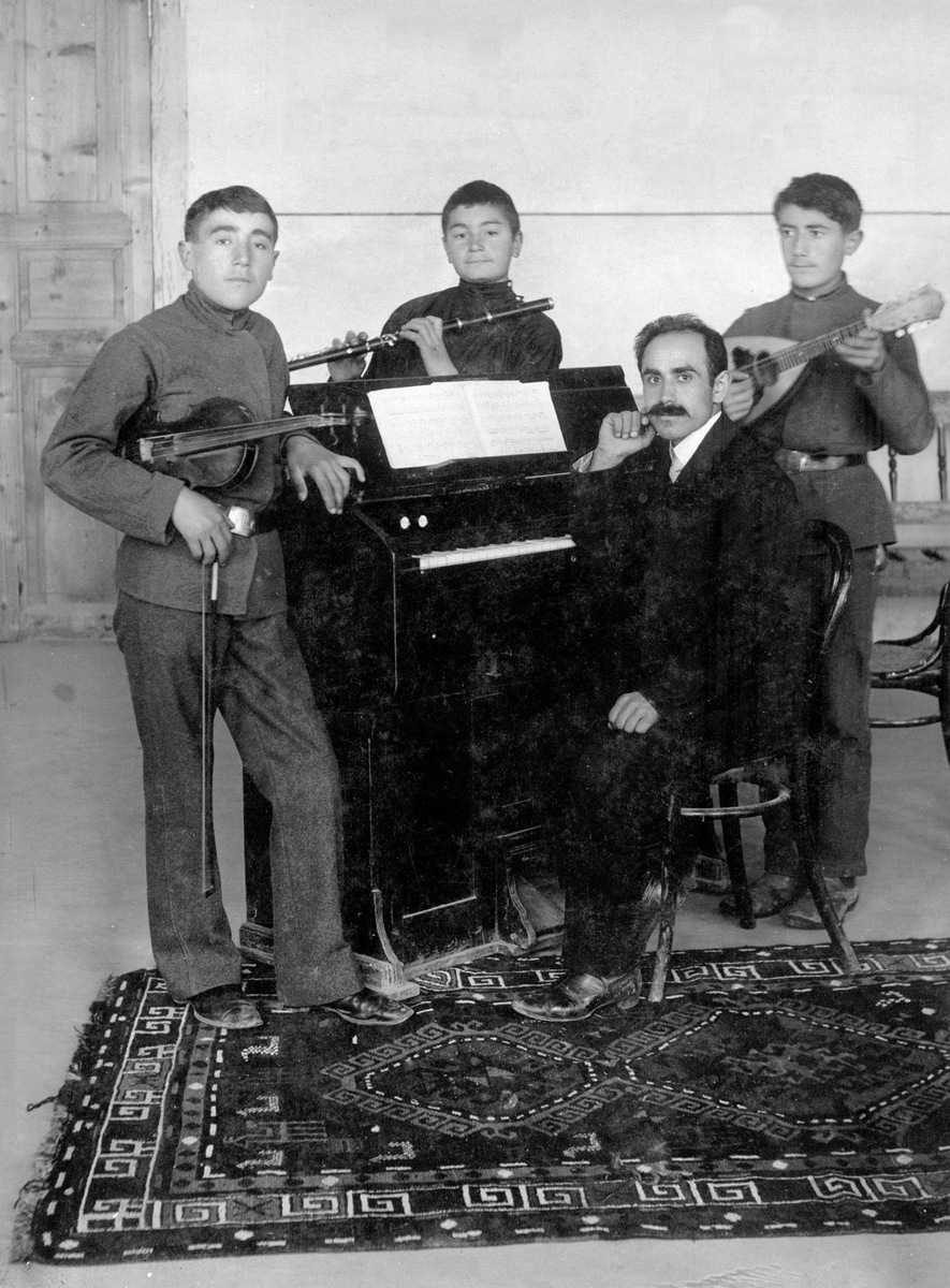 Даниел Казарян с группой учеников. Кагзван, 1914 год. Источник