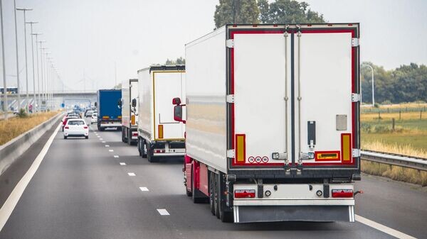    Фуры проезжают по автомагистрали © iStock.com \ MarioGuti