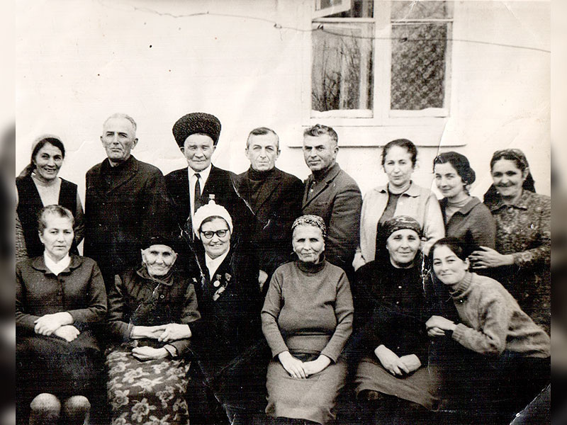 Дзагидат Гацалова (нижний ряд, вторая слева) и Полина Липай (рядом в белом головном уборе)