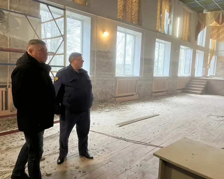     В Курской области прокурор проверил ремонт школы, дома культуры и амбулатории