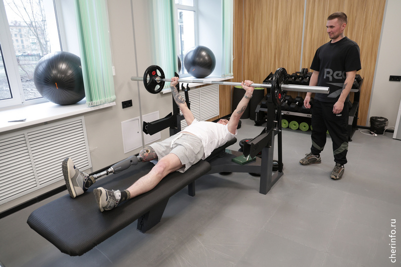    31-летний Александр Шишпанов работает в новом МФЦ для бойцов СВО и их семей на Менделеева, 8а.