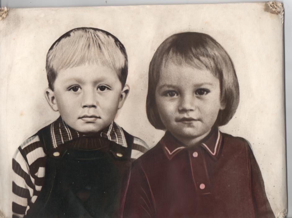 Вот как раз примерно в то время. Фото сделанное в ателье, заказанное дедом. Любимые внуки я и сестра Людмила, старше меня года на два. К сожалению, мой младший Сергей был почитаем бабой Аней (отца мать) за "кукушонка" что пренесло немало страданий ему и мне.
