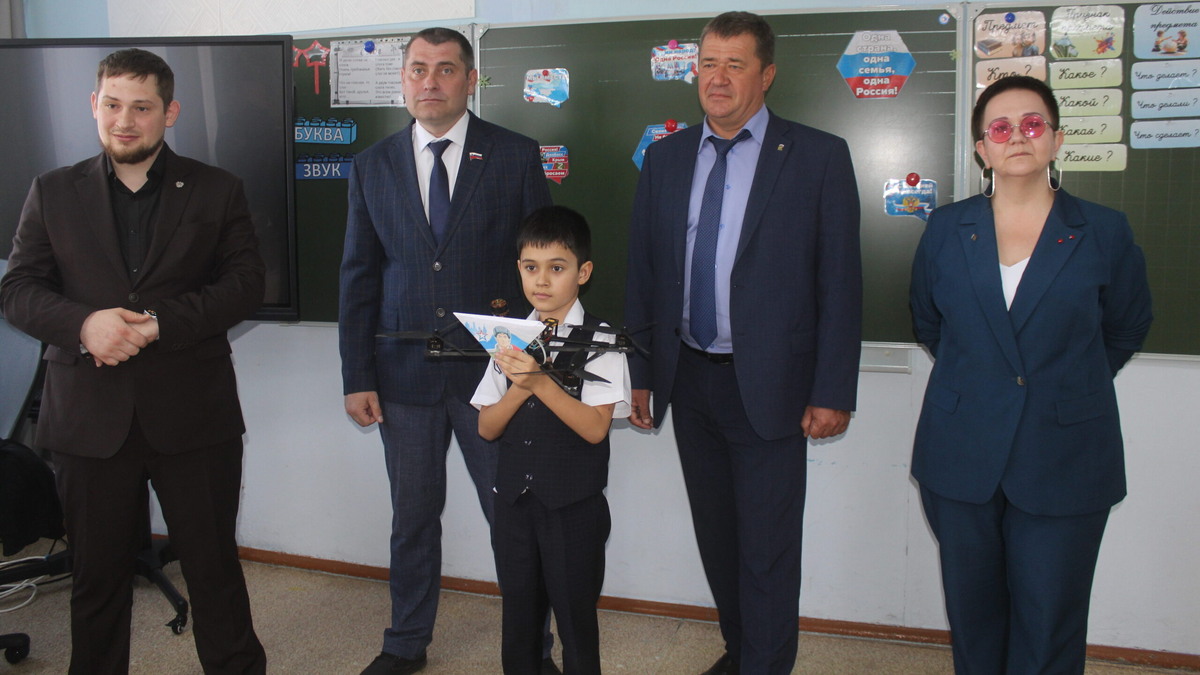     Андрей Кинцурашвили получил ответное письмо от Героя России. Фото: Оксана Королёва.