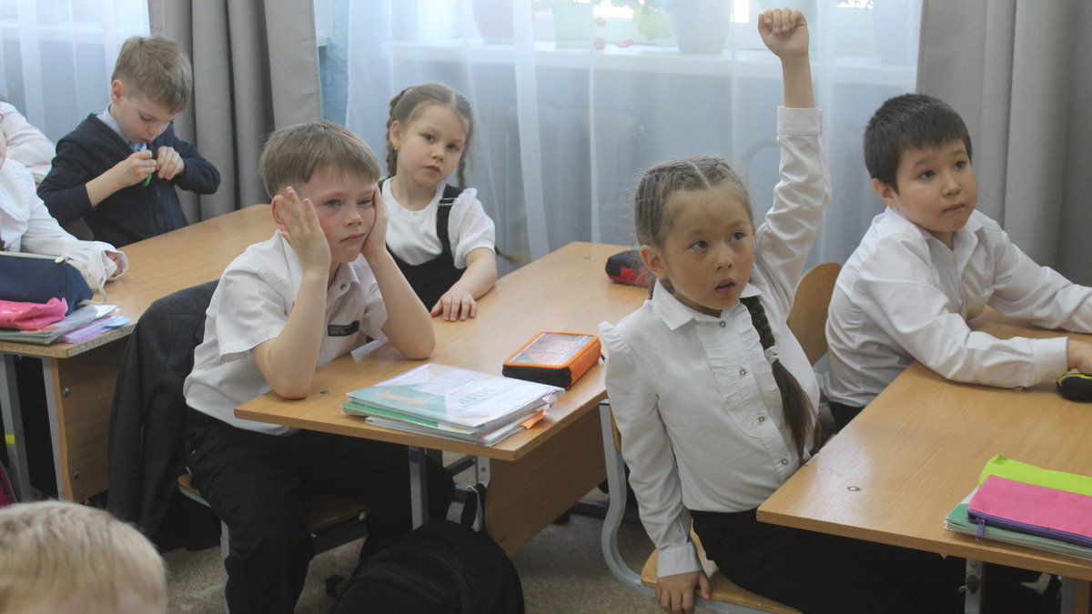     Первоклассники встретили гостей и увидели трофейный беспилотник. Фото: Оксана Королёва.