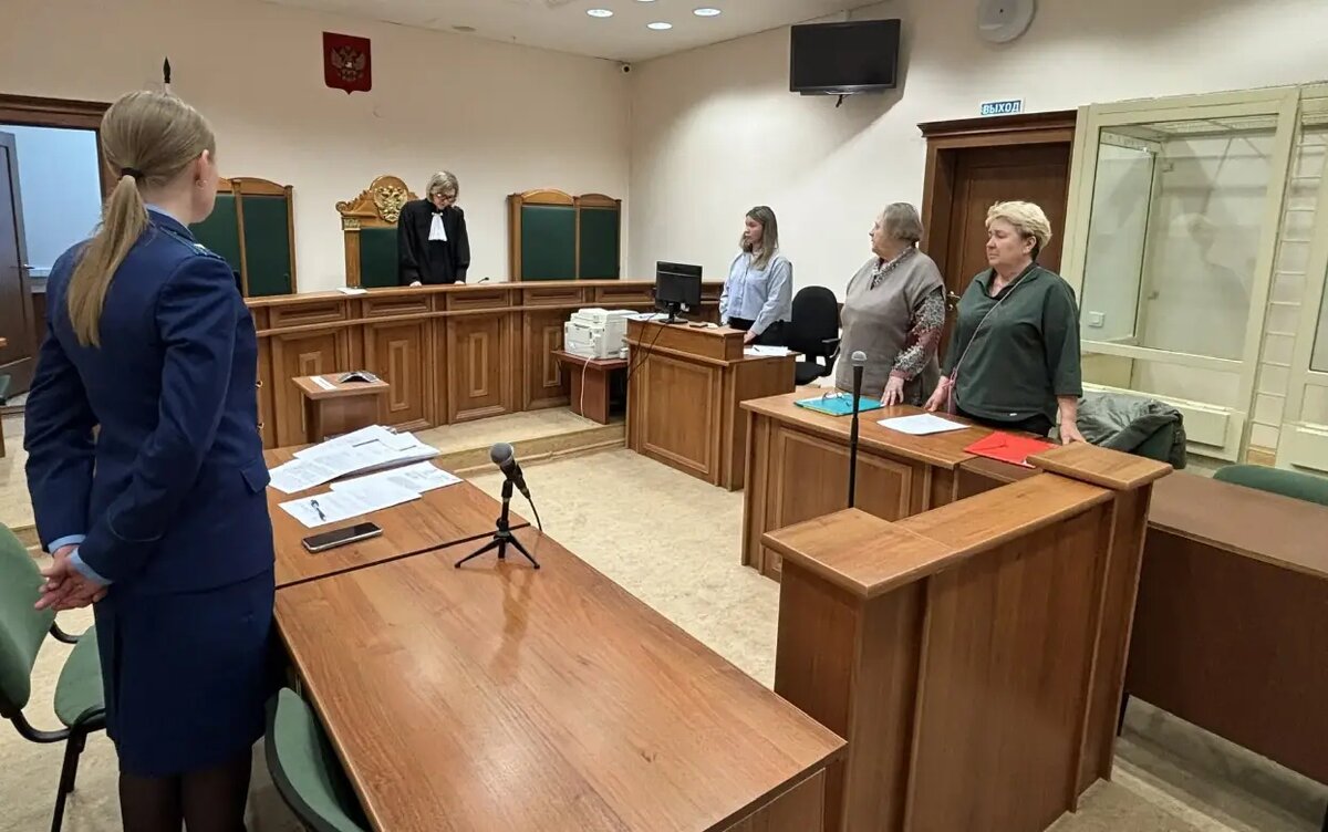    Обвиняемую в превышении полномочий директора школы оставили под домашним арестом в Удмуртии