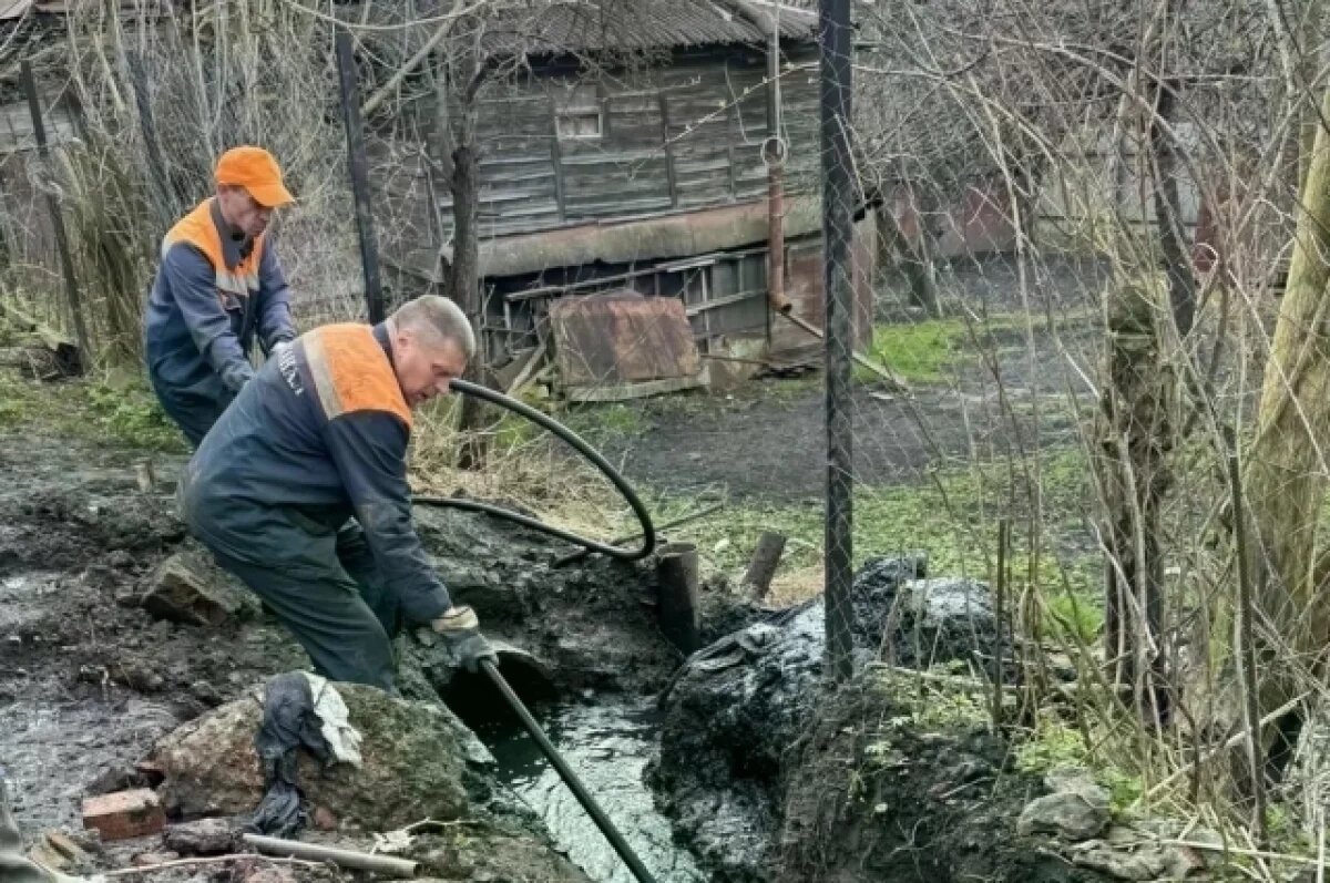    В Калуге ремонтируют аварийный канализационный коллектор на улице