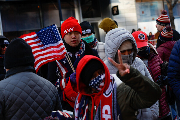 Сторонники Трампа смотрят церемонию инаугурации в Вашингтоне, США, 20 января 2025 года / Shannon Stapleton/Reuters   📷