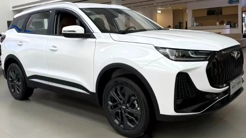 На этот раз базовая «семёрка» 2026 года унаследовала переднюю часть от гибридного Tiggo 7 Plus NE. 