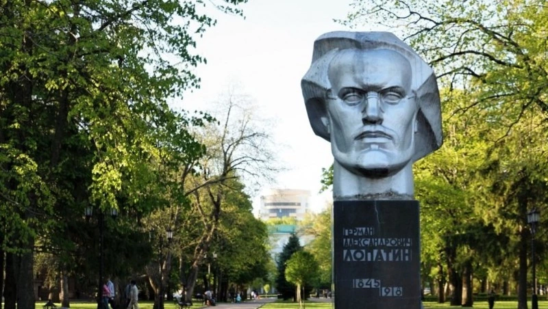 Памятник Герману Лопатину в Ставрополе. Фото: Ставропольская краевая библиотека для молодёжи имени В. И. Слядневой