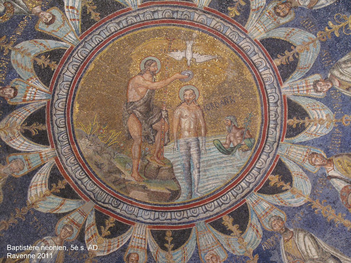 «В древней Церкви Пасхальная ночь была временем крещения оглашенных». Мозаика свода баптистерия православных. Около середины V в. Равенна, Италия
Источник: https://www.pravmir.ru/kreshhenie-gospodne-ikony-freski-mozaiki/