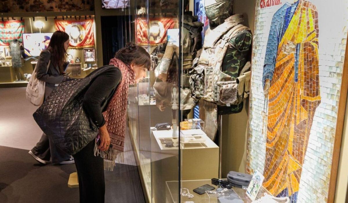     Экспозиция «СВО. Zащитники Отечества». Источник: victorymuseum.ru Автор фото: Пресс-служба Музея Победы