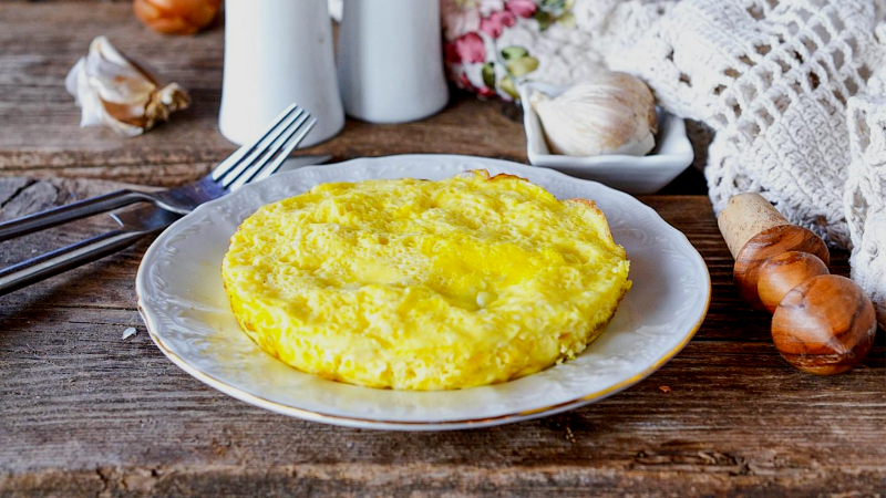 Пышный омлет на сковороде с молоком