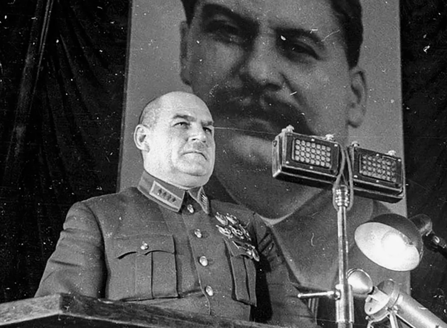 Выступает командарм 1-го ранга Г.И.Кулик. Источник - https://icdn.lenta.ru/images/2025/08/21/13/20250821132146320/owl_wide_1440_eb430fce4a6620637e53ef201137be74.jpg