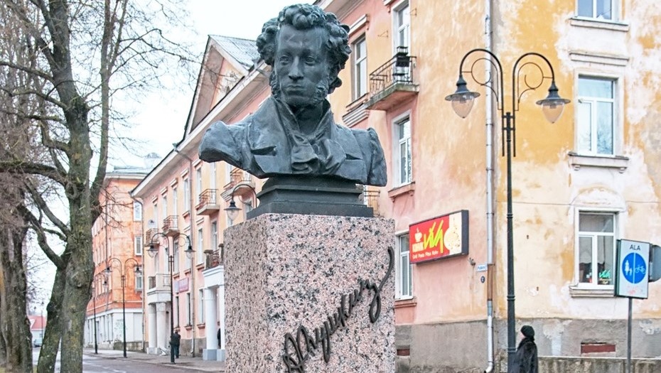    Памятник Александру Пушкину. Нарва, Эстония. Автор фото: Telia / Shutterstock / FOTODOM
