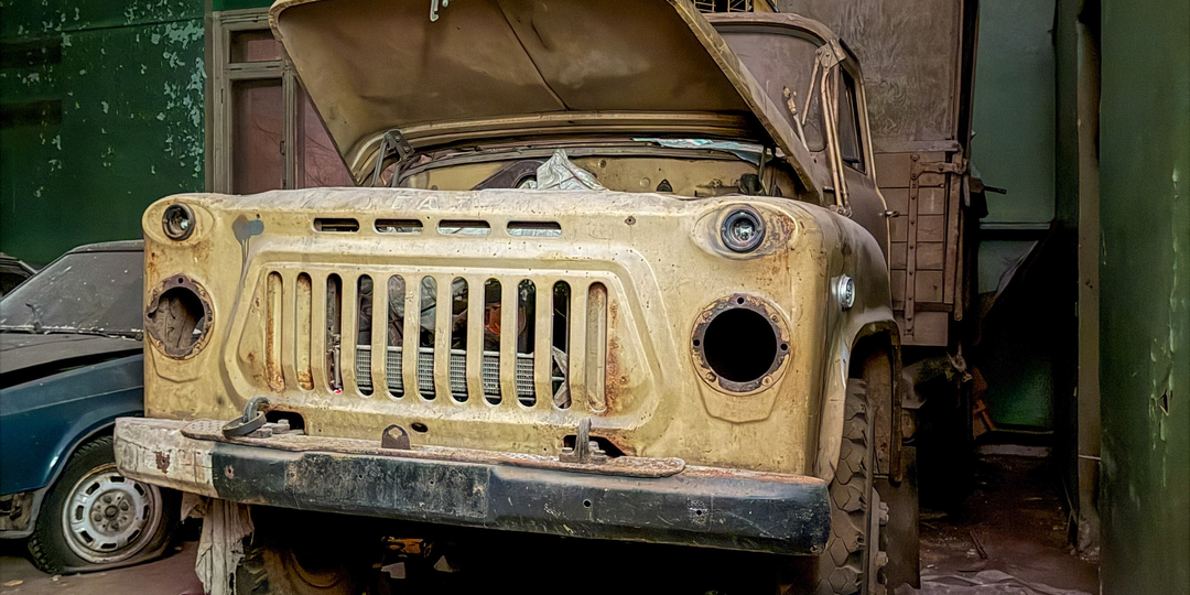 В заброшенном ангаре в Москве мы случайно нашли старые советские машины. ГАЗ-53, «Москвич» 2141, Газель