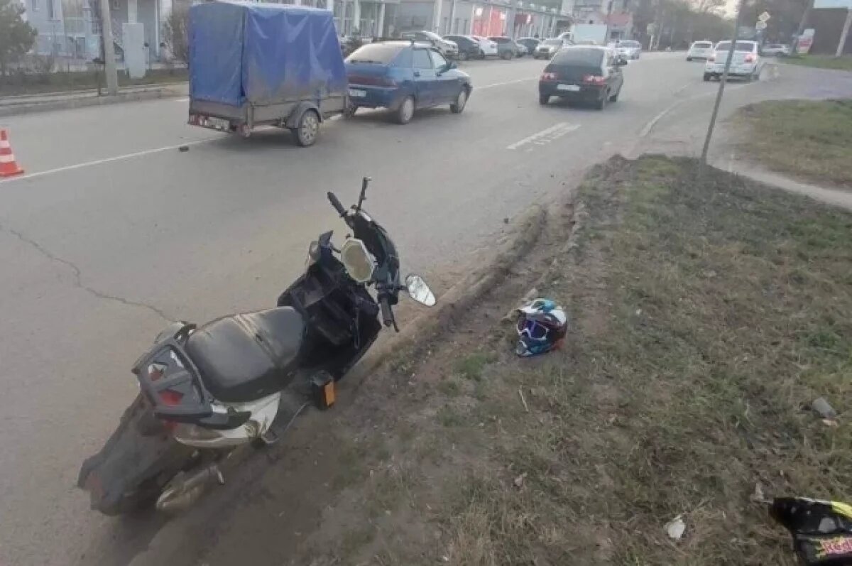    В Челябинске подросток без прав на скутере врезался в ВАЗ с прицепом