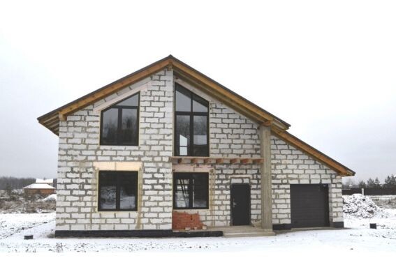 Как вы думаете, почему вода не замерзает в стенах этого не утеплённого дома?