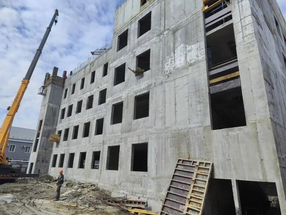    Строительство нового корпуса офтальмологической больницы в Барнауле. Источник: Канал Виктора Томенко в Max