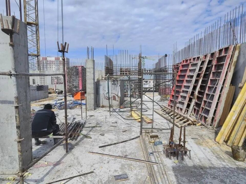    Строительство нового корпуса офтальмологической больницы в Барнауле. Источник: Канал Виктора Томенко в Max