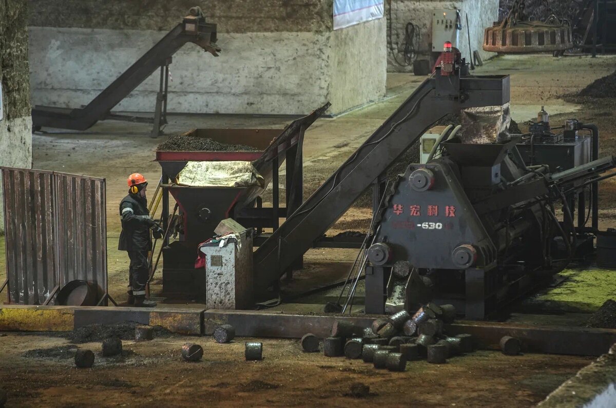 Комплекс для дробления и брикетирования металлической стружки — поставщик качественного сырья для выплавки стали. Фото: Александр Белашов / «Медиацентр»