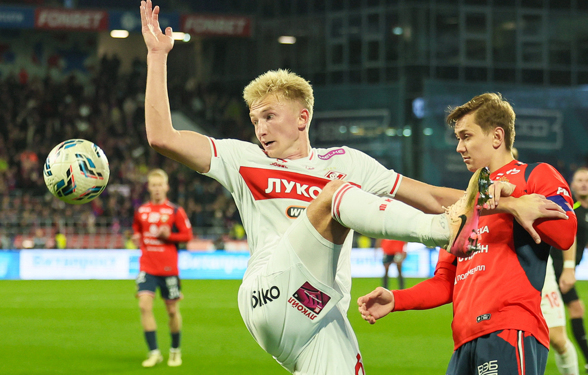    Полузащитник "Спартака" Руслан Литвинов и полузащитник ЦСКА Иван Обляков  Сергей Савостьянов/ТАСС