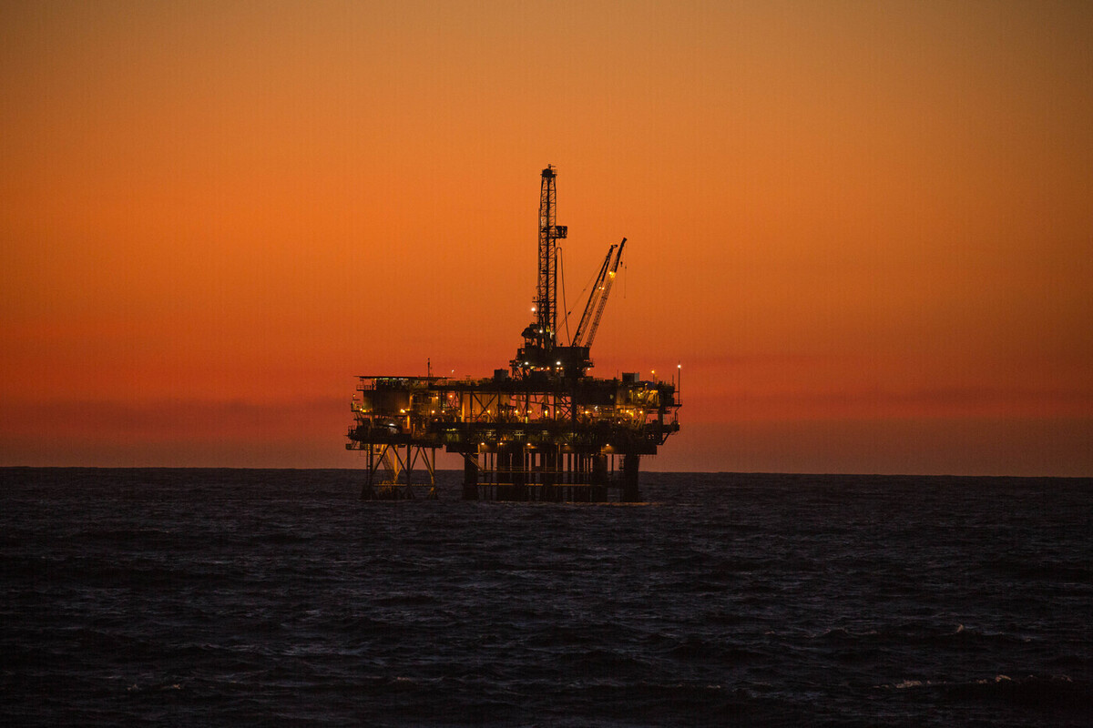 Рис. 2 Нефтяная платформа. Здесь она такая весёленькая на закате и вся в огоньках как новогодняя ёлка.