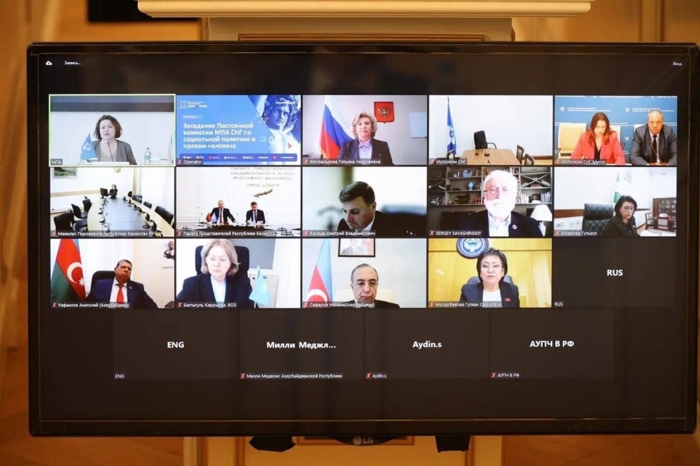    Часть участников Постоянной комиссии Межпарламентской Ассамблеи СНГ по социальной политике и правам человека присутствовали на заседании в формате онлайн-конференции. Источник: Телеграм-канал «Парламенты СНГ»