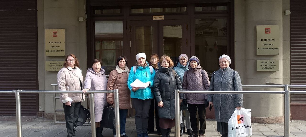 Фото с подачи заявлений в подписями со всей страны. Всероссийский противопаводковый комитета.