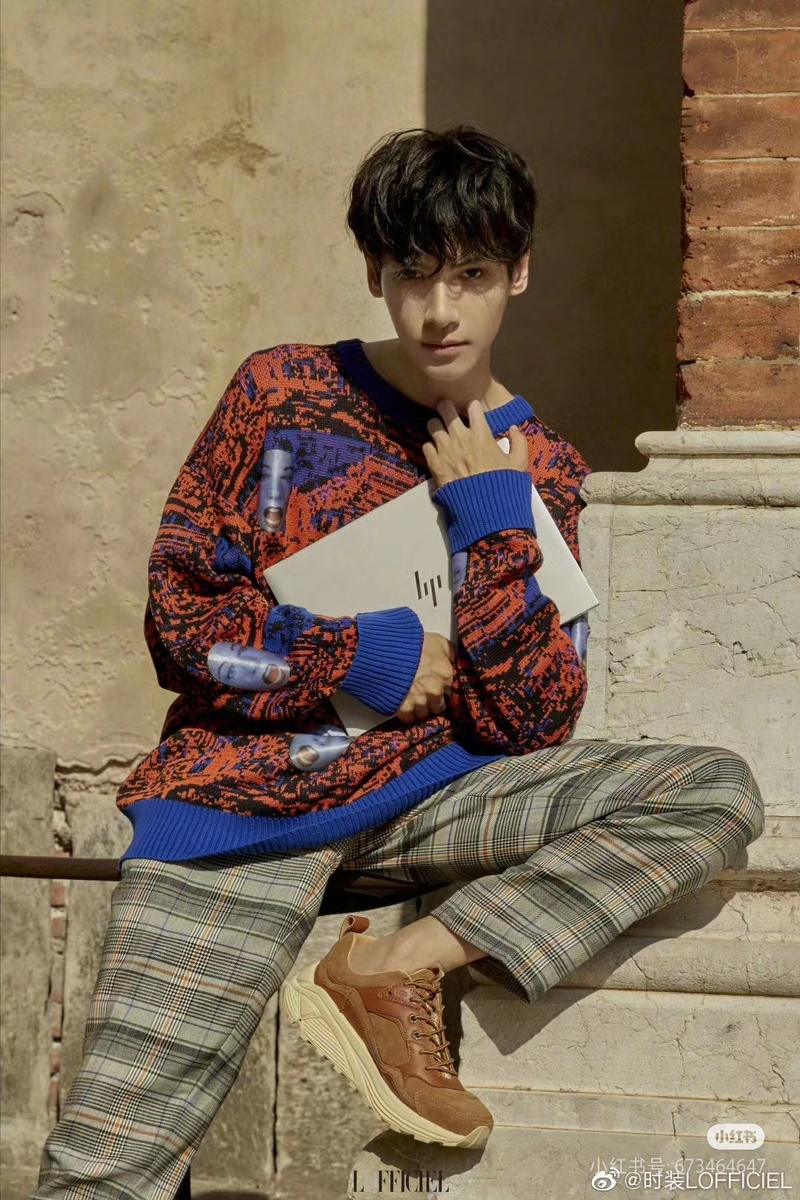 Разноцветный свитер DIESEL
Клетчатые брюки CROQUIS
Кроссовки UGG, ноутбук HP ENVY