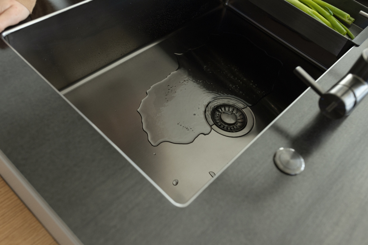 Кухонная мойка смешанного монтажа BXM 210/110-50 из нержавеющей стали с покрытием F-Inox (Эф-Айнокс), смонтированная под столешницу. В шкаф 55 см.