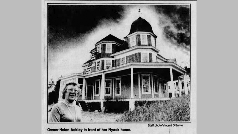 Хелен Акли рядом со своим домом