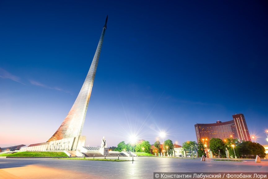 Эпический памятник покорителям космоса — Музей космонавтики в Москве вечером. Россия