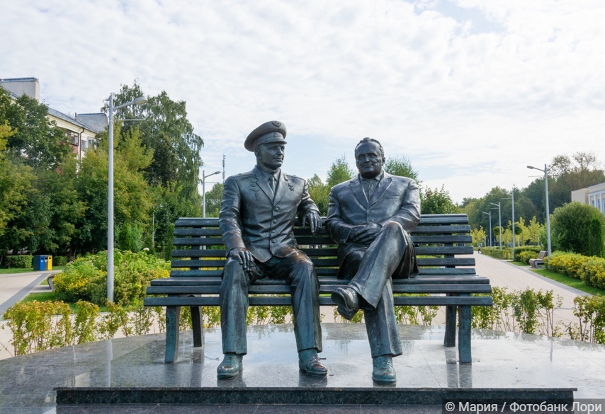 Памятник "Звездные люди Земли" Сергею Королёву и Юрию Гагарину в городе Королёве на площади у ДК имени Калинина