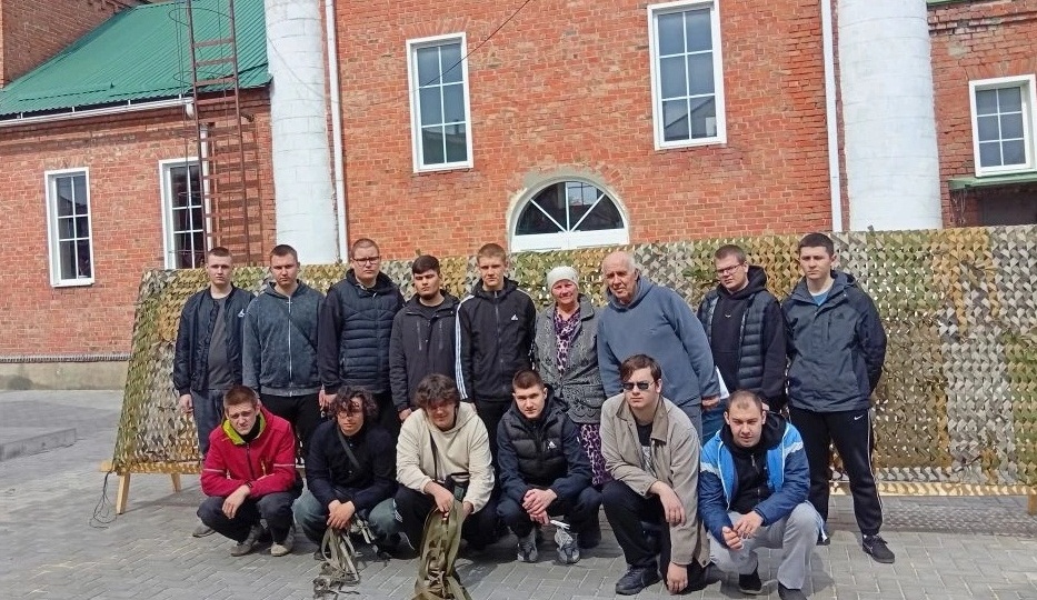 Миллеровские студенты помогают волонтерам плести масксети для фронта