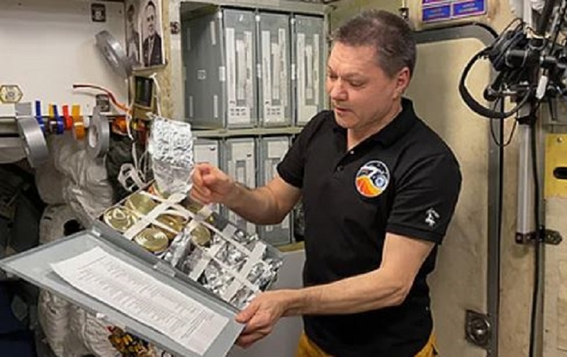 Олег Кононенко показал суточные рационы космонавтов. 