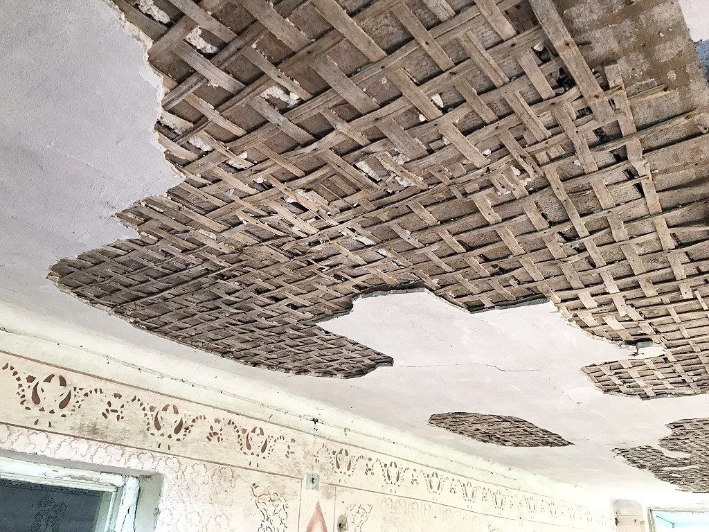 Старая дореволюционная дрань на потолке усадебного дома