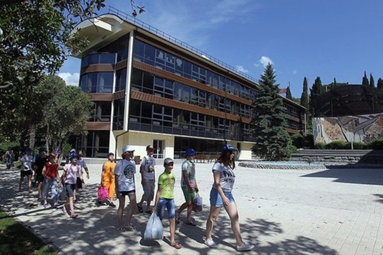    Иллюстрация к материалу: Многодетным семьям предложили упростить получение налоговых вычетов на детские путевки