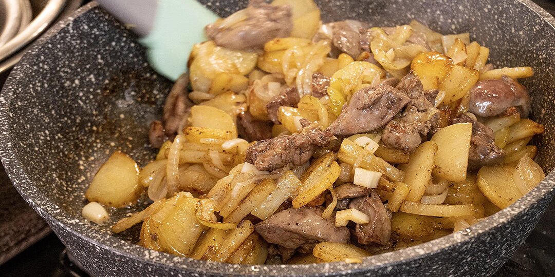 Тушеная картошка с куриной печенью на сковороде