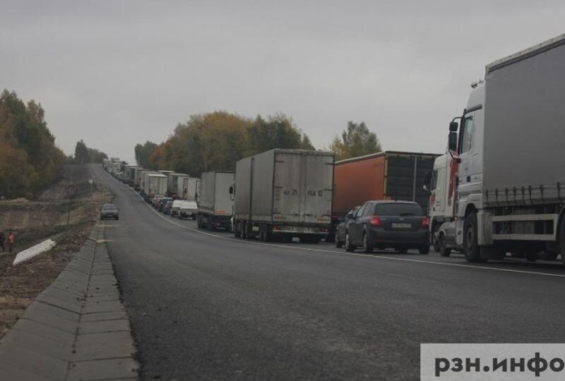 Рязанские власти объяснили, почему асфальт «сходит вместе со снегом»