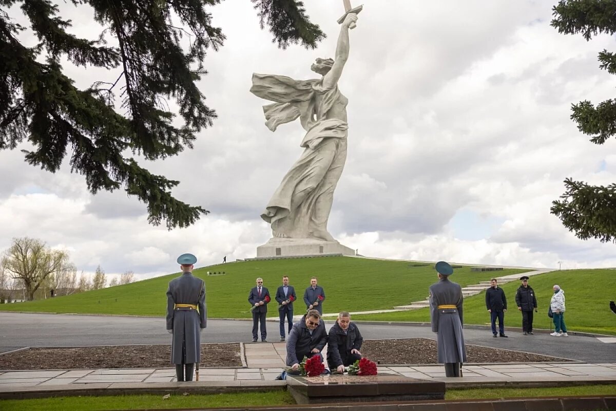    Губернатор Бочаров и министр Чуйченко возложили цветы на Мамаевом кургане