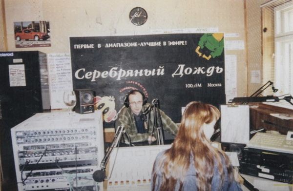 Александр Гордон и Екатерина Шевцова в радиоэфире «Хмурого утра». 1996 год. Источник: silver.ru