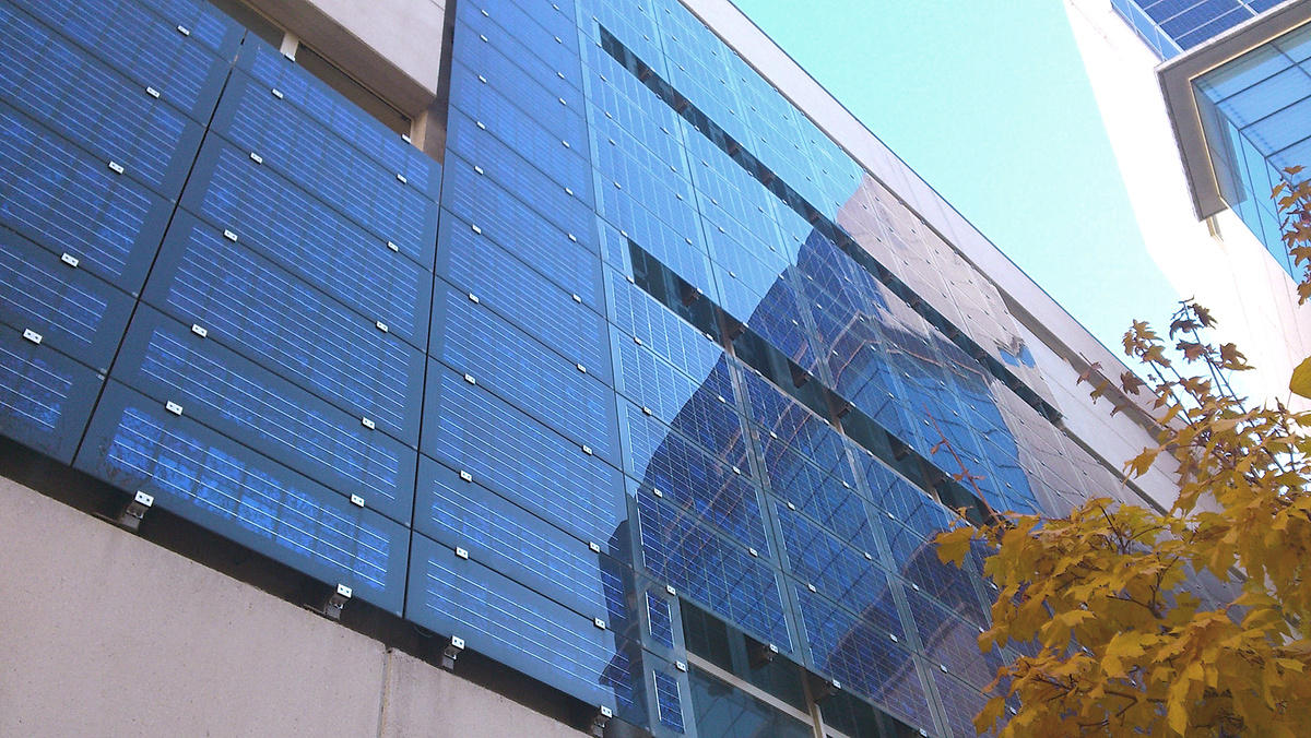 Фасад здания, где выделены зоны остекления, генерирующие энергию.
