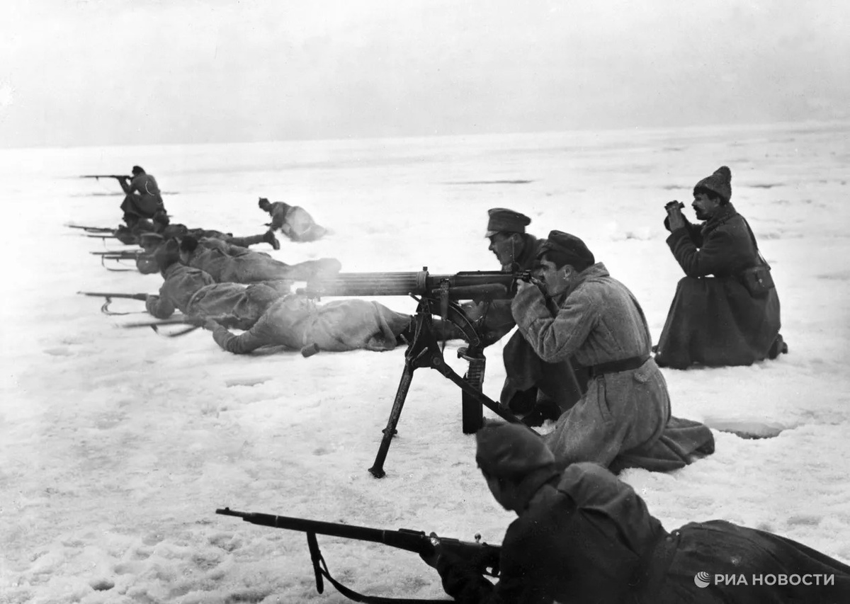 Красноармейцы атакуют мятежный Кронштадт. 1921 год. Источник: ria.ru