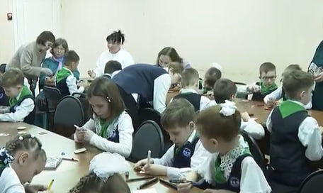     Красноярские первоклассники присоединились к акции «Подарок защитнику Отечества»