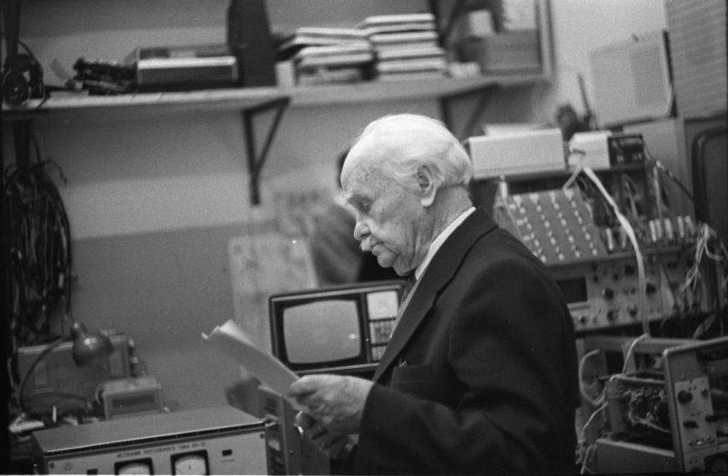 Шмаков Павел Васильевич в лаборатории кафедры телевидения Ленинградского электротехнического института связи им. М. А. Бонч-Бруевича. Фото Ю. Белова. 1979 год. Источник: goskatalog.ru