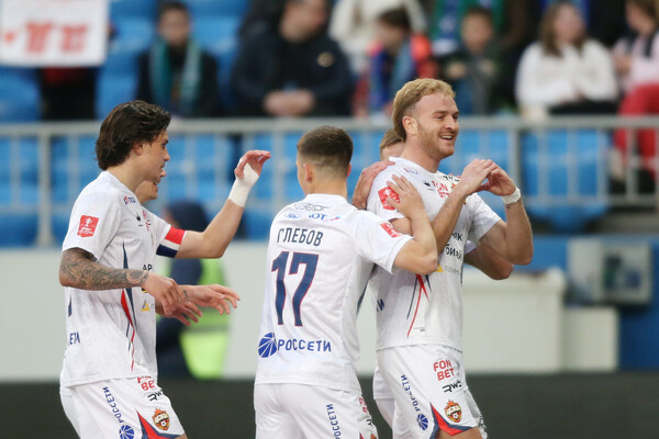 Игроки ЦСКА радуются забитому мячу в матче 1/2 Кубка России по футболу «Путь регионов» в Самаре. Справа: автор гола Лусиано Гонду (ЦСКА) / Юрий Стрелец/РИА Новости   📷