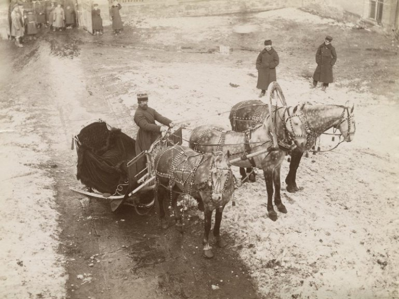 Филёры часто выдавали себя за извозчиков и других работников: к ним не принято приглядываться и их легко повсюду допускают. Типы России. Тройка. Фотограф Пётр Павлов. 1875–1885 гг. Источник: russiainphoto.ru