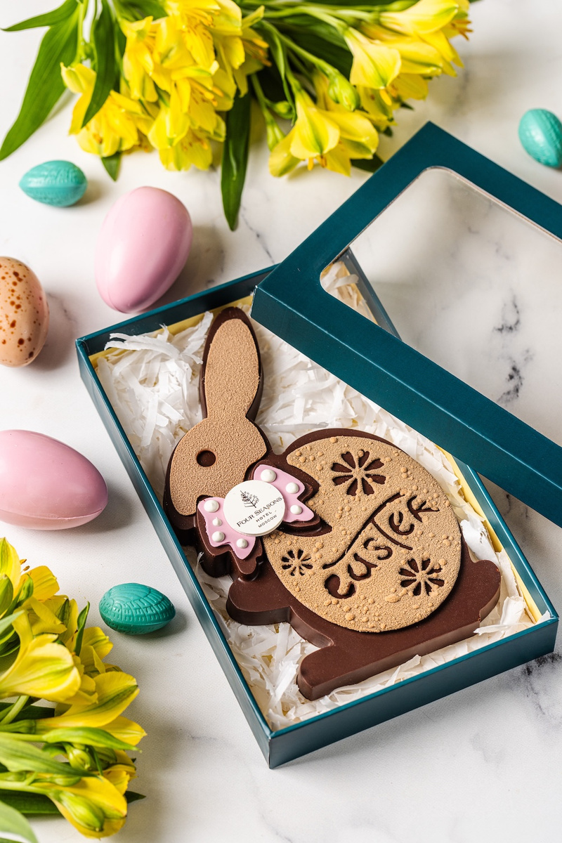    «Пасхальный кролик» с клубнично-базиликовым ганашем и воздушным маршмеллоу с маракуйей, Four Seasons Hotel Moscow