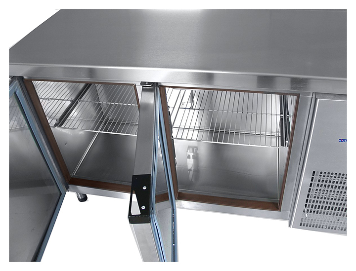 Холодильный стол с дверьми