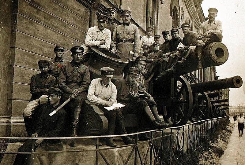 В эпилоге романа "Закулиса" раскрываются судьбы персонажей повествования.